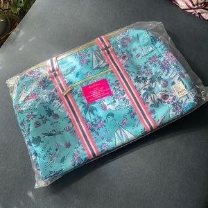 Brand new limited condition Lily Pulitzer, Florida print duffle bag CUTE 💕